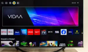 Telewizor z systemem vidaa, wyświetlający menu z ikonami aplikacji: Netflix, YouTube, Disney+, Prime Video, cda.pl, Rakuten TV, Chili, NBA, Facebook, UEFA.tv, Polsat Go.