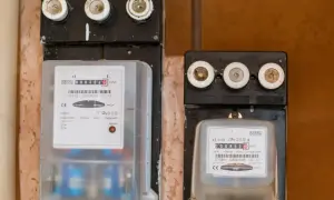 Dwa liczniki prądu, jeden z odczytem 00029417 kWh, drugi 0068922 kWh. Pomocne przy pytaniu jak odczytać licznik prądu Tauron.
