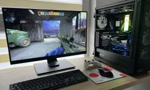 Gamingowy zestaw z komputerem i monitorem. Na ekranie gra CS:GO, a monitor z matrycą VA zapewnia żywe kolory.