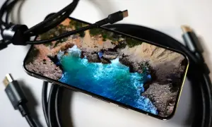 Nowy smartfon z pięknym widokiem na ocean. Zastanawiasz się, co to jest interfejs? To właśnie on pozwala Ci cieszyć się tym obrazem i podłączać kable.