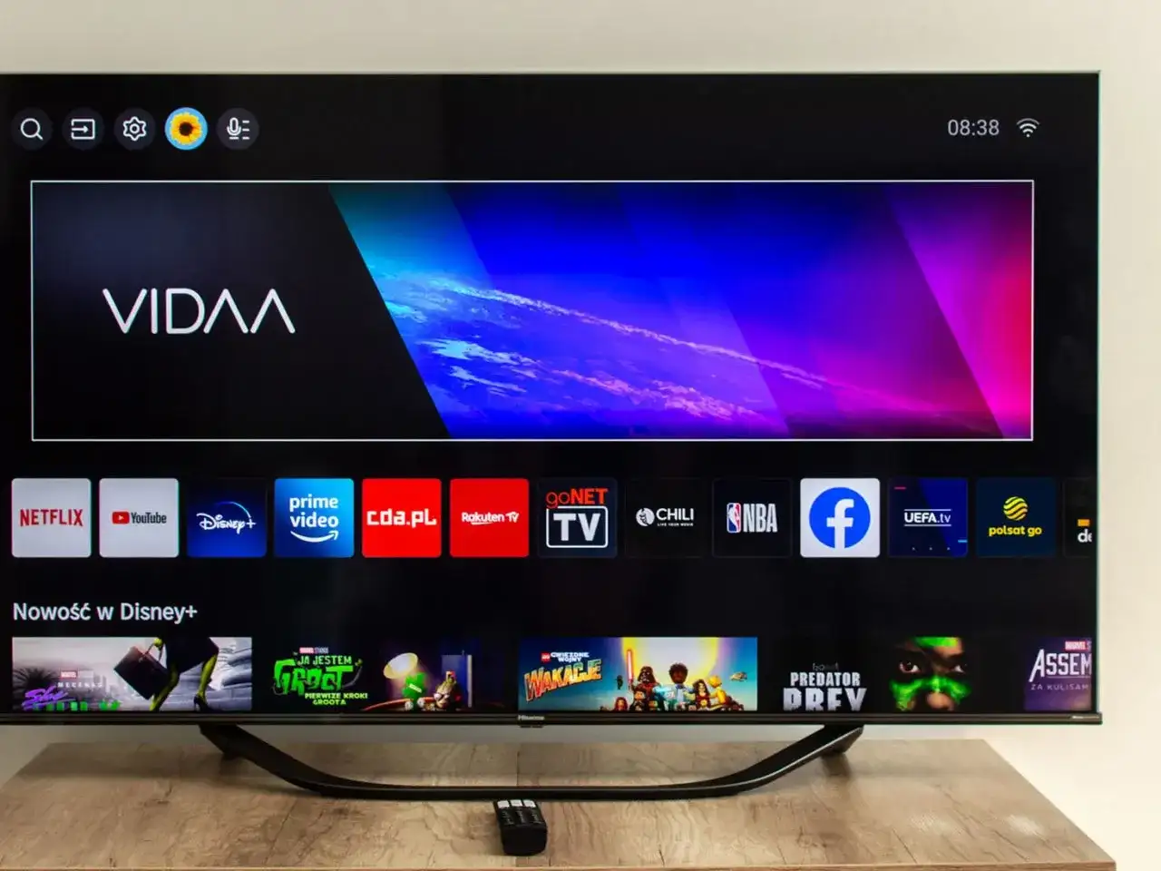 Telewizor z systemem vidaa, wyświetlający menu z ikonami aplikacji: Netflix, YouTube, Disney+, Prime Video, cda.pl, Rakuten TV, Chili, NBA, Facebook, UEFA.tv, Polsat Go.