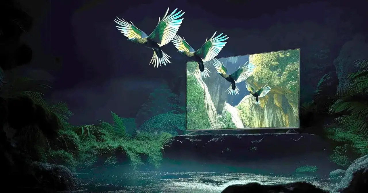 Trzy ptaki wylatują z ekranu telewizora miniled, ukazując piękno natury.