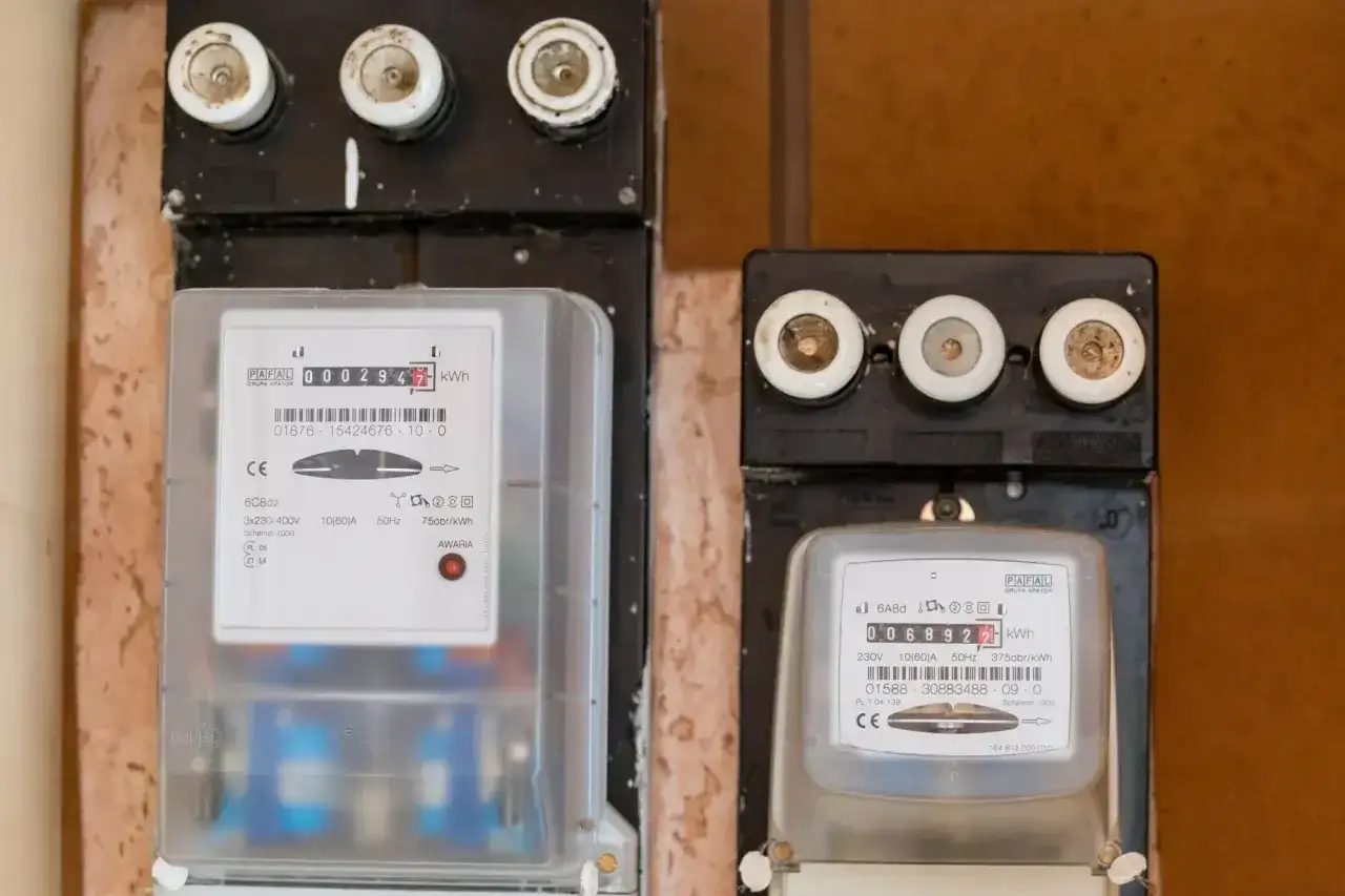 Dwa liczniki prądu, jeden z odczytem 00029417 kWh, drugi 0068922 kWh. Pomocne przy pytaniu jak odczytać licznik prądu Tauron.