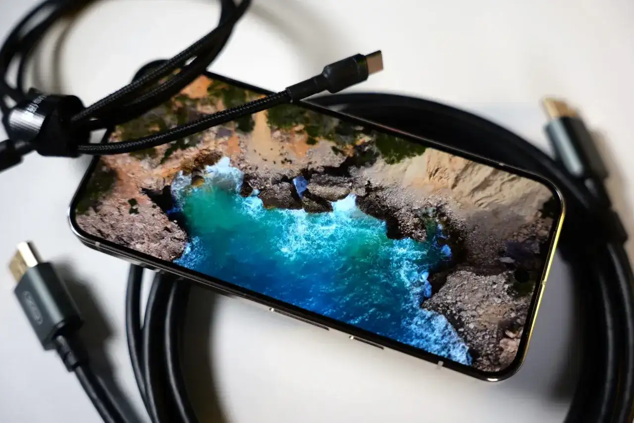 Nowy smartfon z pięknym widokiem na ocean. Zastanawiasz się, co to jest interfejs? To właśnie on pozwala Ci cieszyć się tym obrazem i podłączać kable.