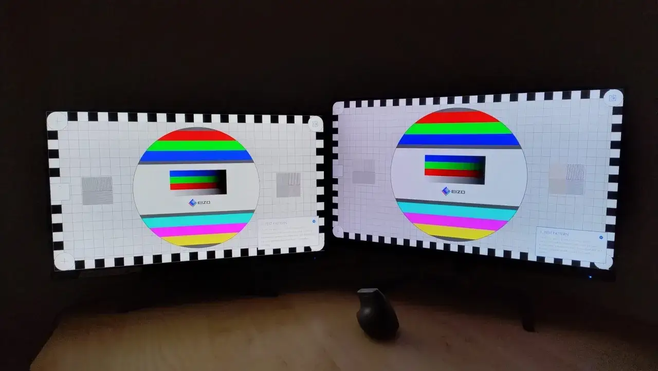 Dwa monitory EIZO z testowym wzorem kolorów. Sprawdzanie jakości obrazu na matrycy VA.