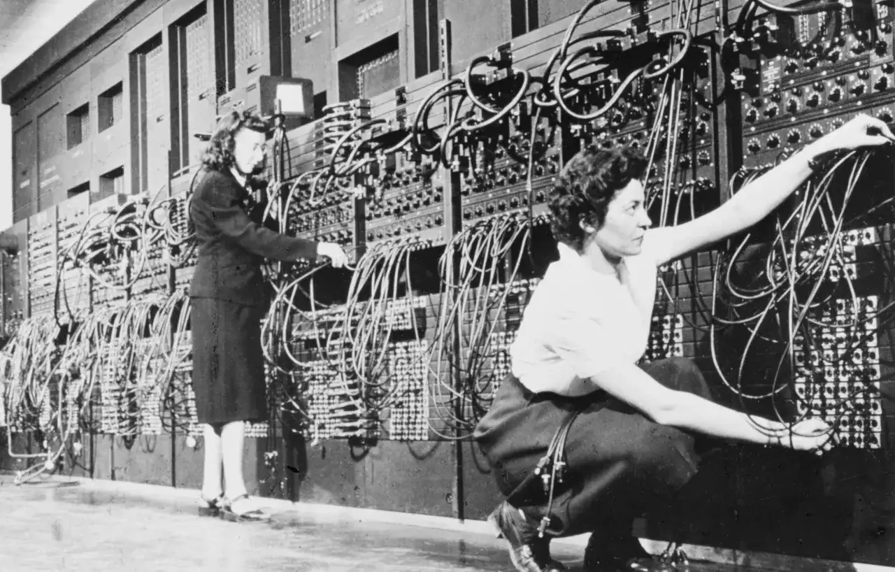Kobiety pracujące przy ENIAC, jednym z pierwszych komputerów elektronicznych, podłączają kable.