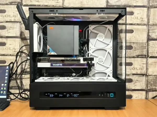 Wnętrze komputera PC z kartą graficzną Gigabyte GeForce RTX. Widoczne wentylatory i okablowanie. Dowiedz się, jak podłączyć podzespoły.