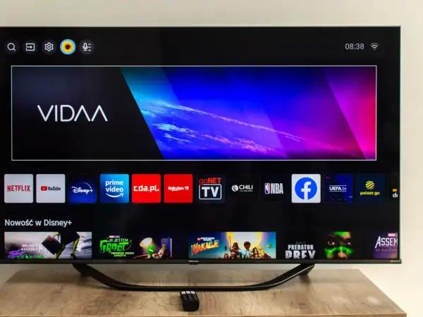 Telewizor z systemem vidaa, wyświetlający menu z ikonami aplikacji: Netflix, YouTube, Disney+, Prime Video, cda.pl, Rakuten TV, Chili, NBA, Facebook, UEFA.tv, Polsat Go.