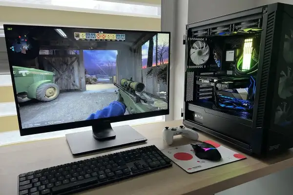 Gamingowy zestaw z komputerem i monitorem. Na ekranie gra CS:GO, a monitor z matrycą VA zapewnia żywe kolory.