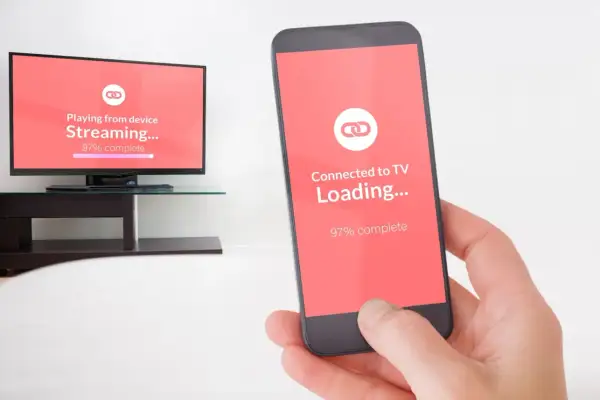 Telefon streamuje obraz z telefonu na TV przez WiFi. Połączenie prawie gotowe.