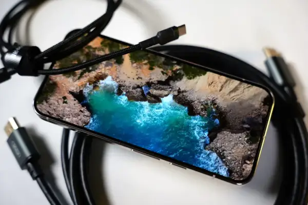 Nowy smartfon z pięknym widokiem na ocean. Zastanawiasz się, co to jest interfejs? To właśnie on pozwala Ci cieszyć się tym obrazem i podłączać kable.